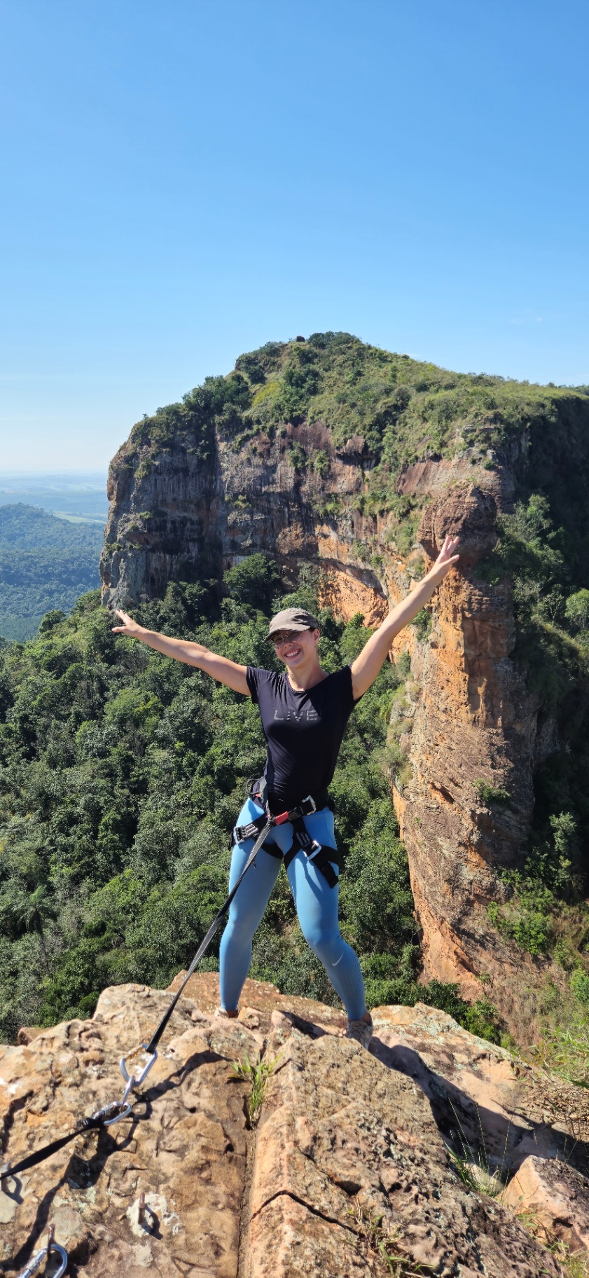 Visitante no topo do mirante das pedras