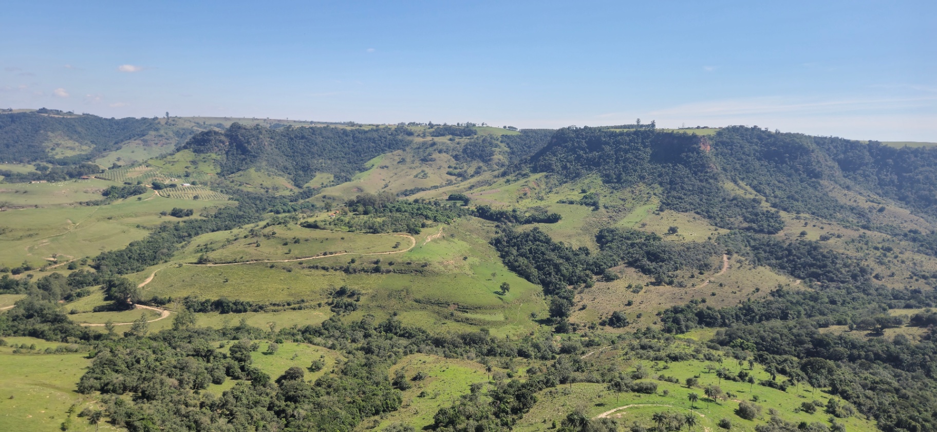 Vista panorâmica do vale verde