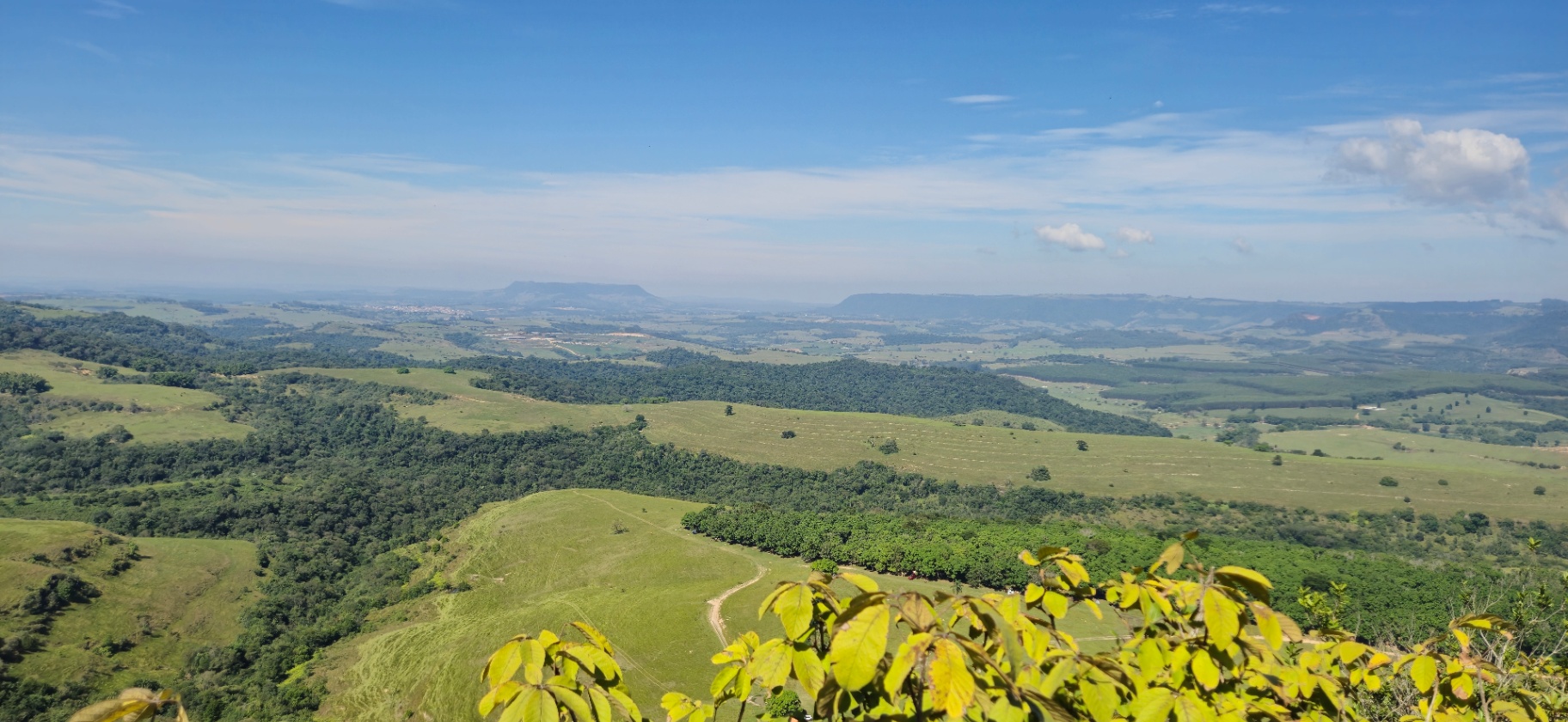 Horizonte com formações rochosas ao fundo