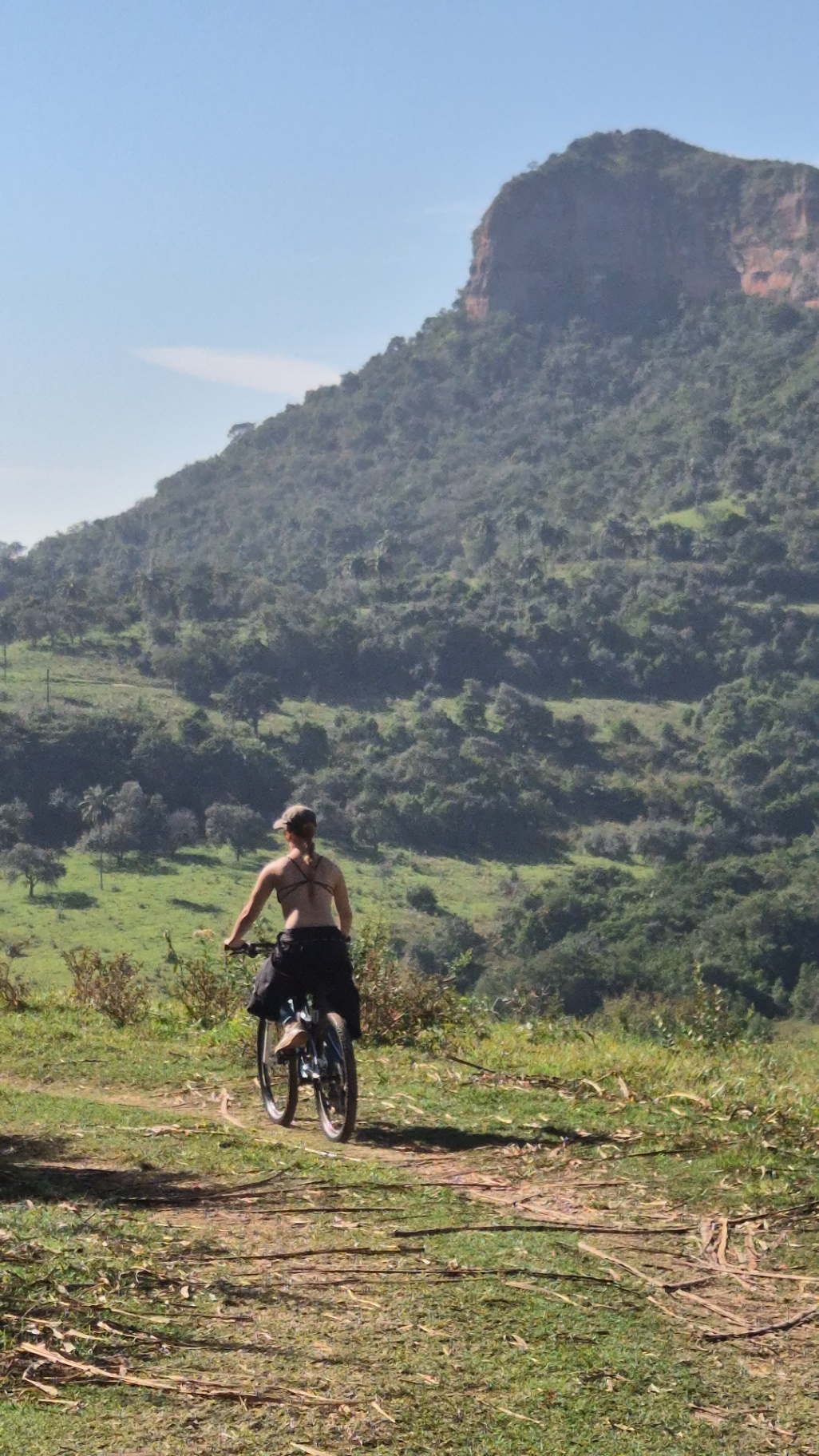 Trilha de bike em frente à montanha