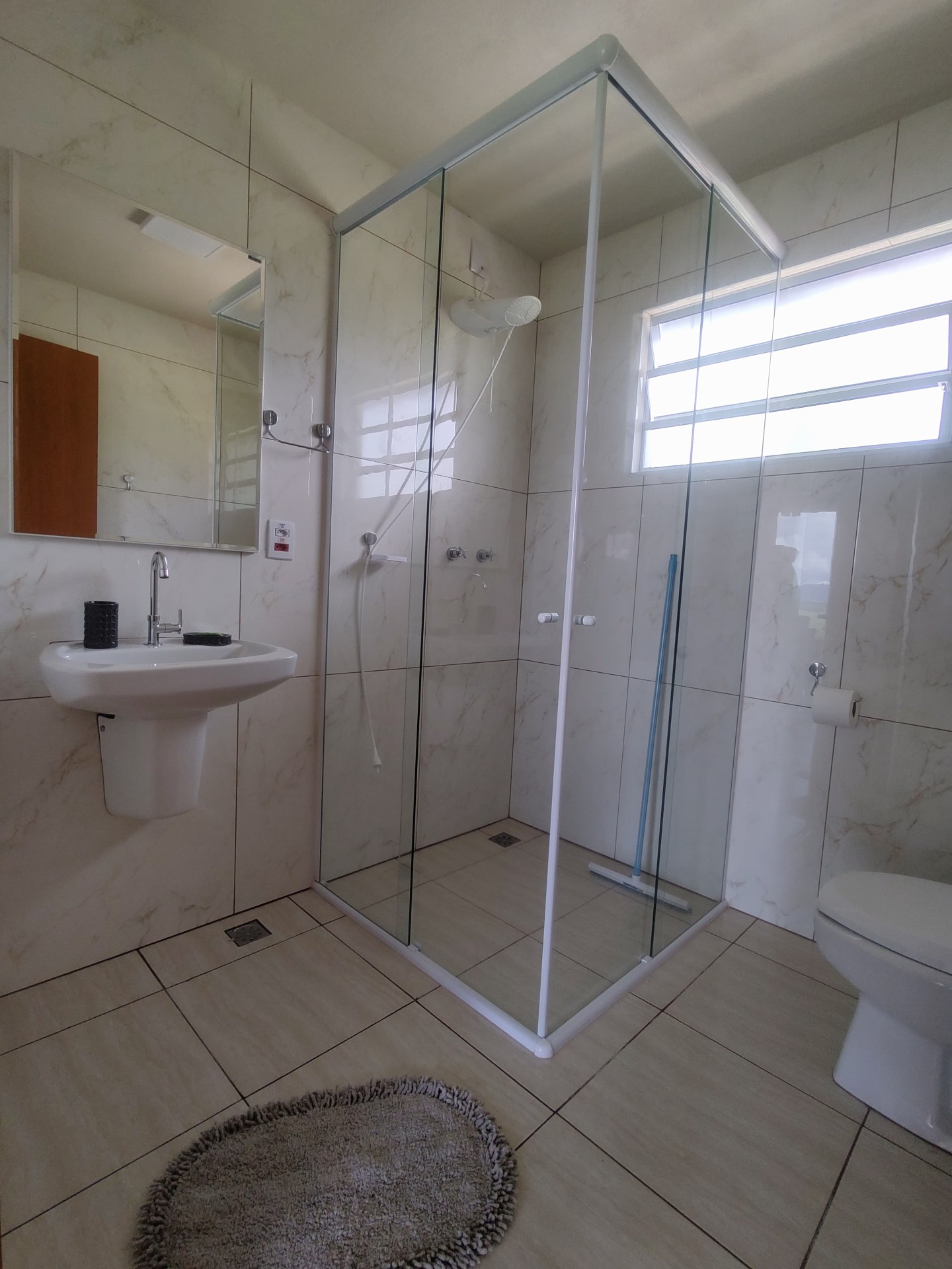 Banheiro completo com box
