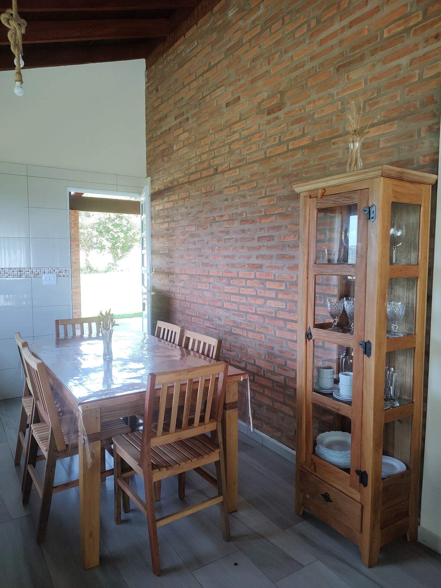 Sala de jantar com parede de tijolinho
