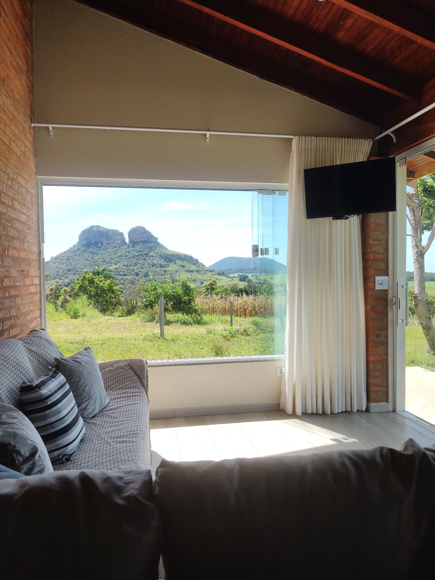 Sala com janelão e vista para as 3 Pedras